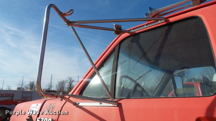 image for item DA2523 1994 Ford F700 flatbed truck