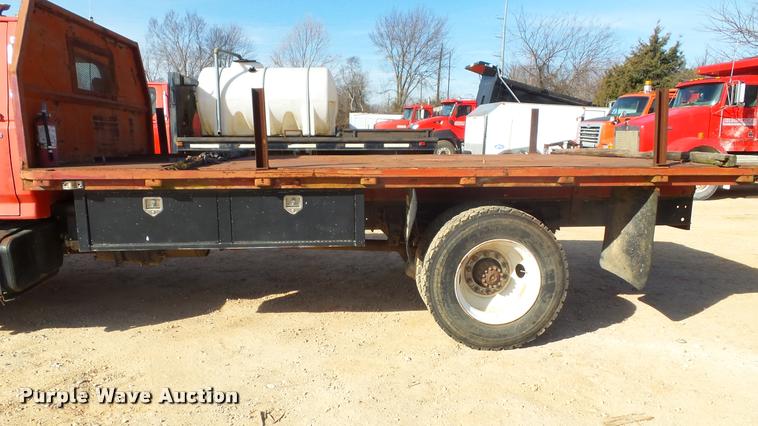 image for item DA2523 1994 Ford F700 flatbed truck