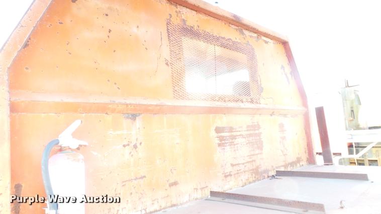 image for item DA2523 1994 Ford F700 flatbed truck