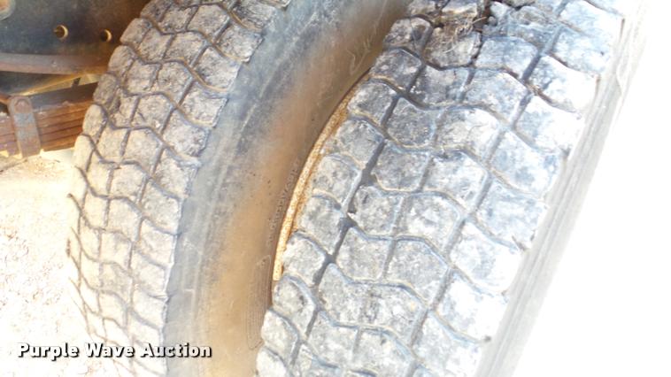 image for item DA2523 1994 Ford F700 flatbed truck