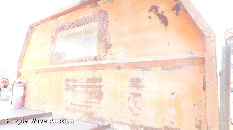 image for item DA2523 1994 Ford F700 flatbed truck