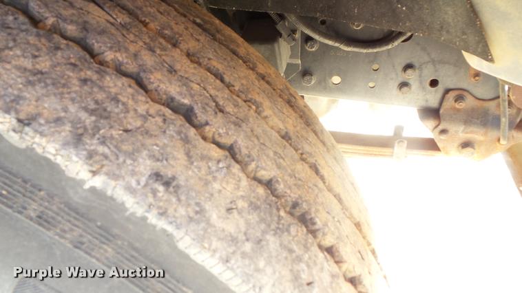 image for item DA2523 1994 Ford F700 flatbed truck