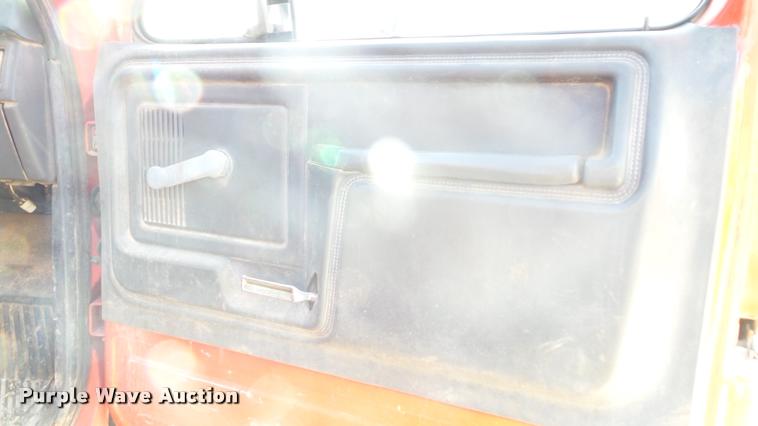 image for item DA2523 1994 Ford F700 flatbed truck