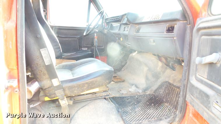 image for item DA2523 1994 Ford F700 flatbed truck