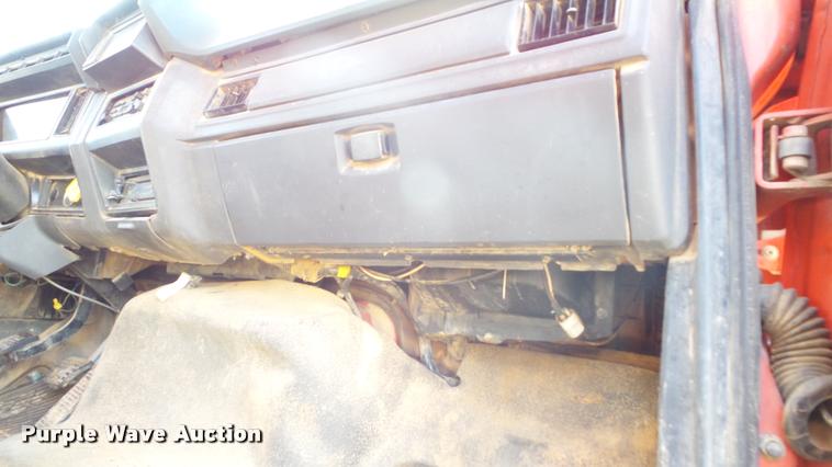 image for item DA2523 1994 Ford F700 flatbed truck