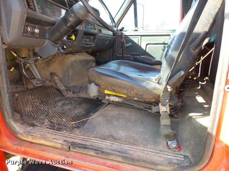 image for item DA2523 1994 Ford F700 flatbed truck