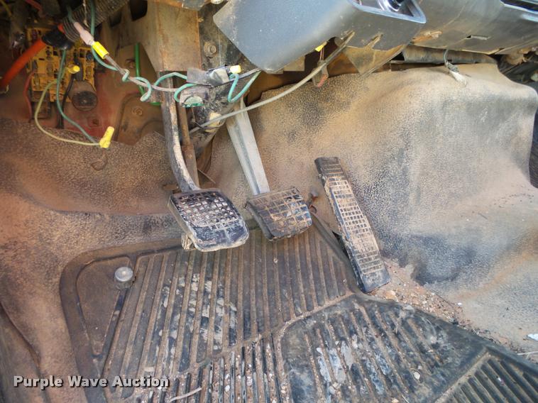 image for item DA2523 1994 Ford F700 flatbed truck