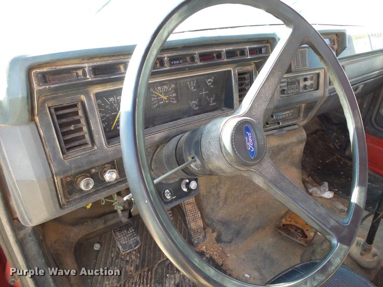 image for item DA2523 1994 Ford F700 flatbed truck