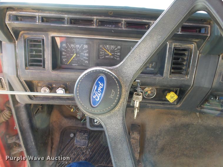 image for item DA2523 1994 Ford F700 flatbed truck