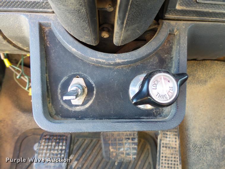 image for item DA2523 1994 Ford F700 flatbed truck