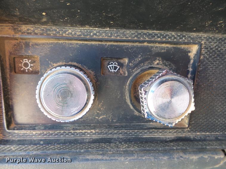 image for item DA2523 1994 Ford F700 flatbed truck