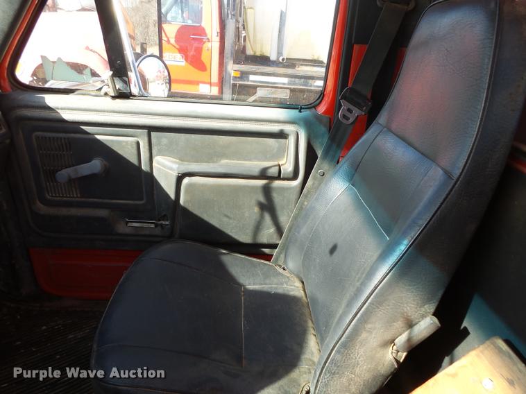 image for item DA2523 1994 Ford F700 flatbed truck