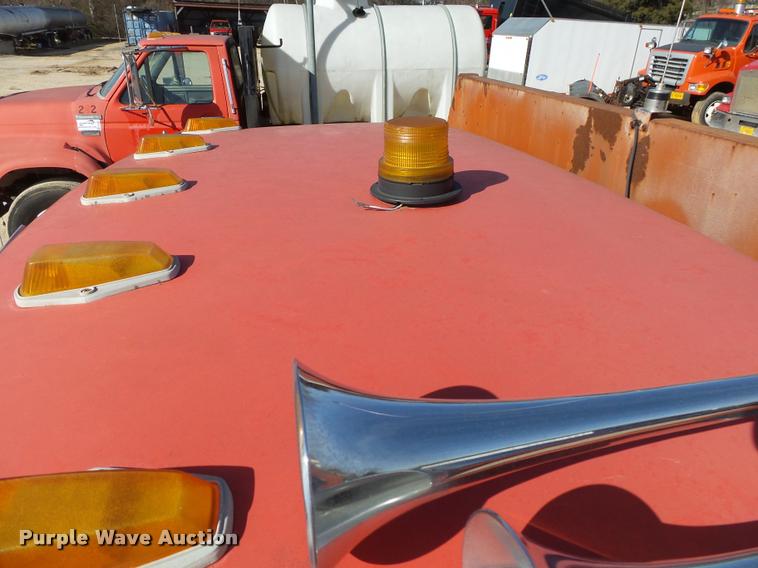 image for item DA2523 1994 Ford F700 flatbed truck