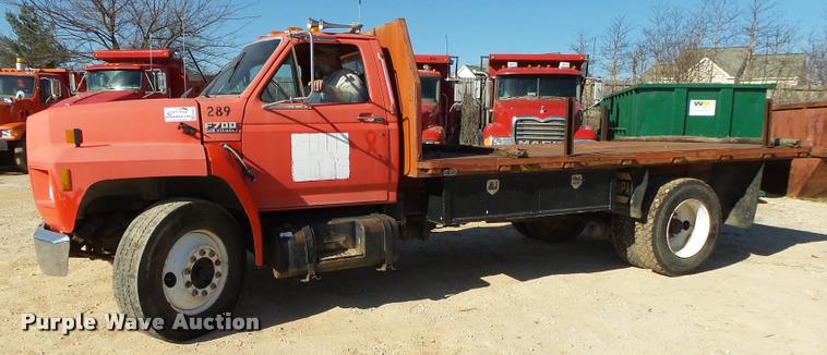 image for item DA2523 1994 Ford F700 flatbed truck