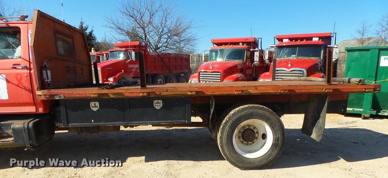 image for item DA2523 1994 Ford F700 flatbed truck