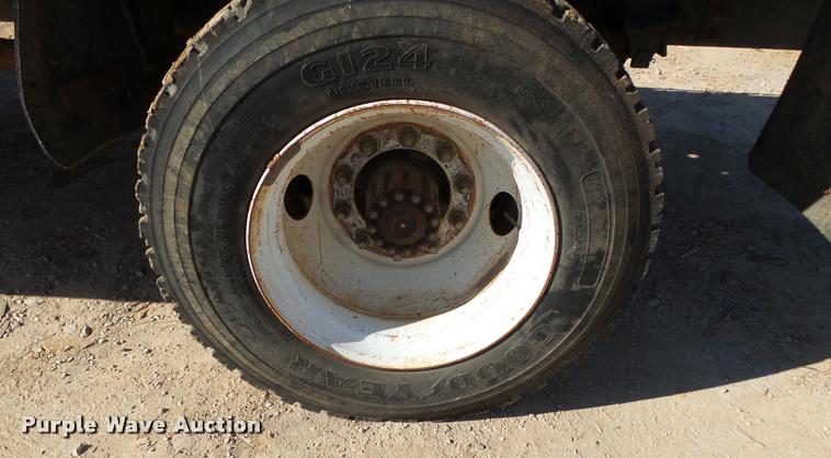 image for item DA2523 1994 Ford F700 flatbed truck