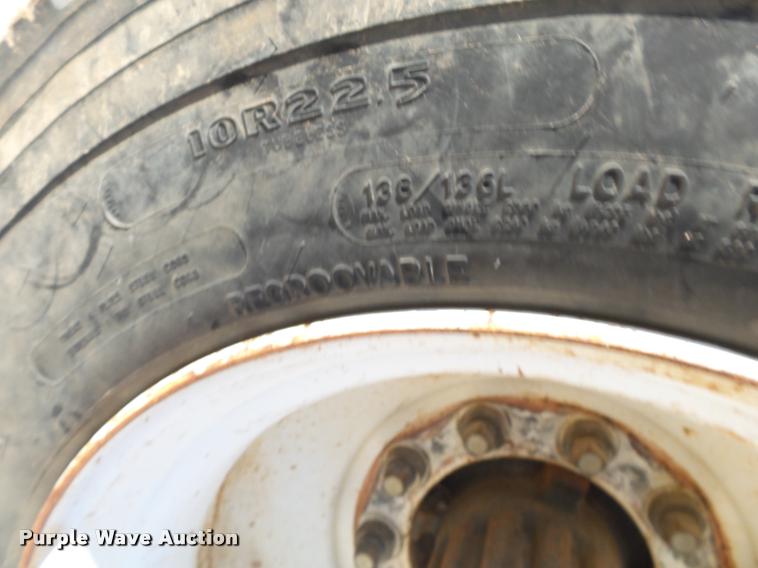 image for item DA2523 1994 Ford F700 flatbed truck