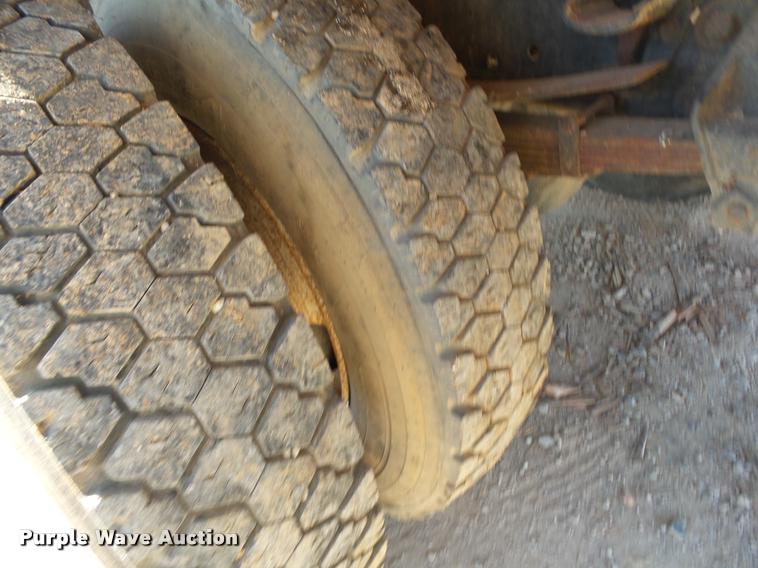 image for item DA2523 1994 Ford F700 flatbed truck