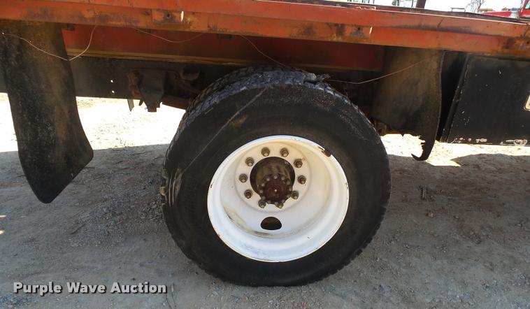 image for item DA2523 1994 Ford F700 flatbed truck