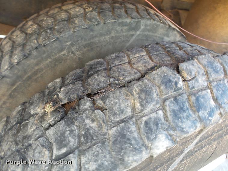 image for item DA2523 1994 Ford F700 flatbed truck