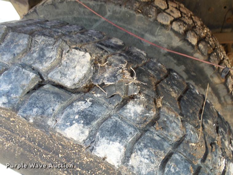 image for item DA2523 1994 Ford F700 flatbed truck