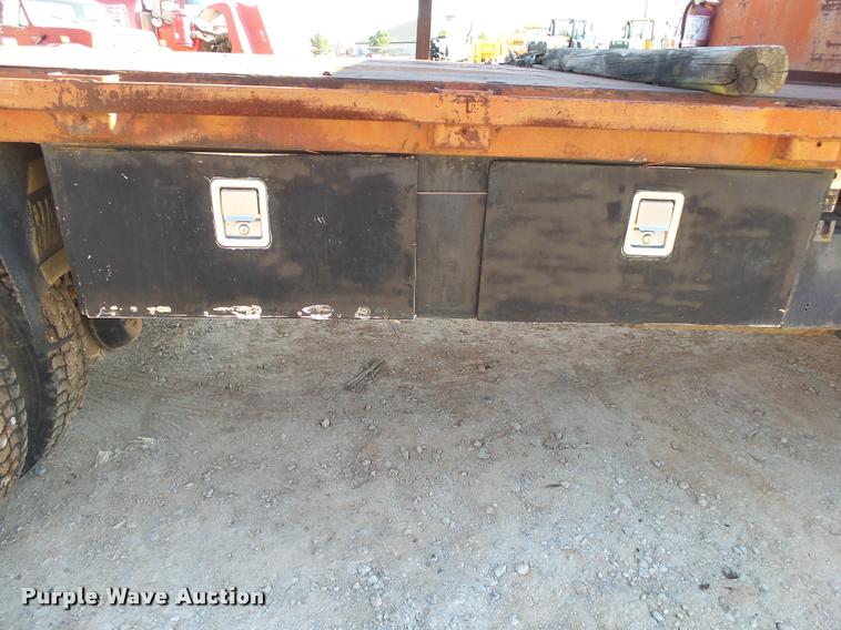 image for item DA2523 1994 Ford F700 flatbed truck