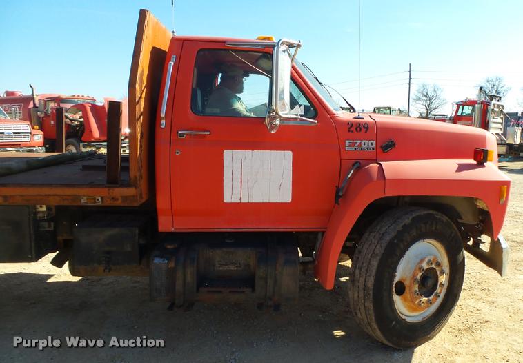 image for item DA2523 1994 Ford F700 flatbed truck