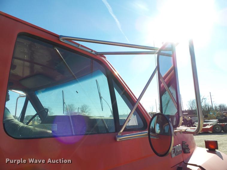 image for item DA2523 1994 Ford F700 flatbed truck