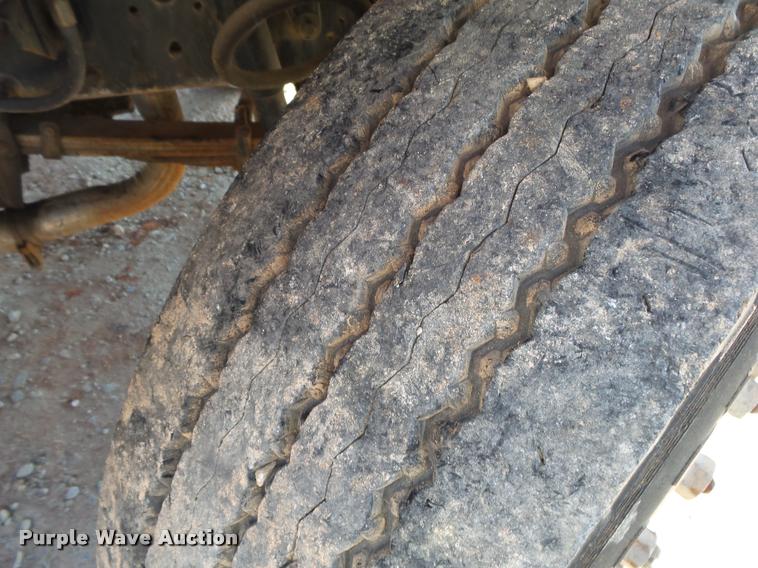 image for item DA2523 1994 Ford F700 flatbed truck