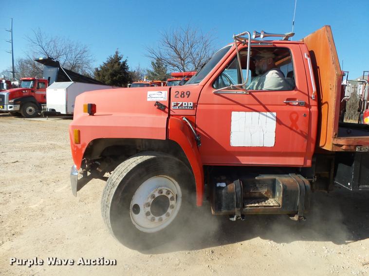 image for item DA2523 1994 Ford F700 flatbed truck