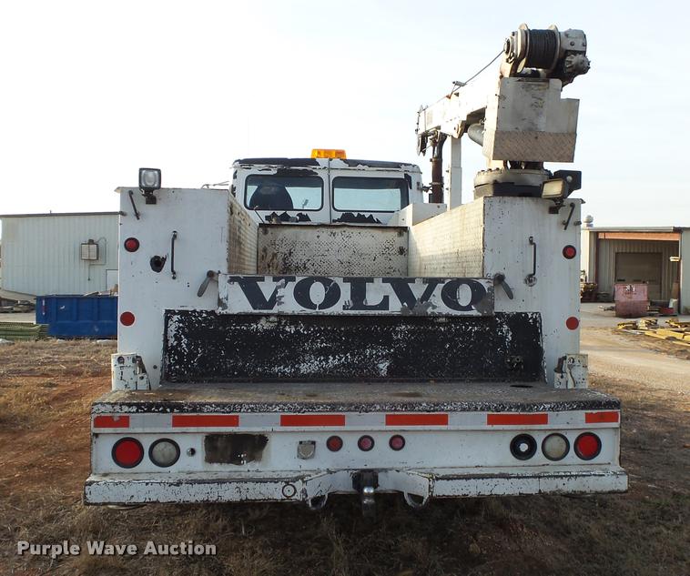 image for item DA2526 2002 Freightliner FL70 service truck with crane