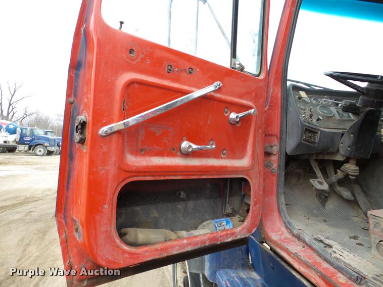image for item DA7284 1989 Ford L9000 ready mix truck