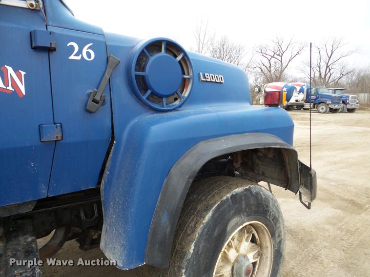 image for item DA7284 1989 Ford L9000 ready mix truck