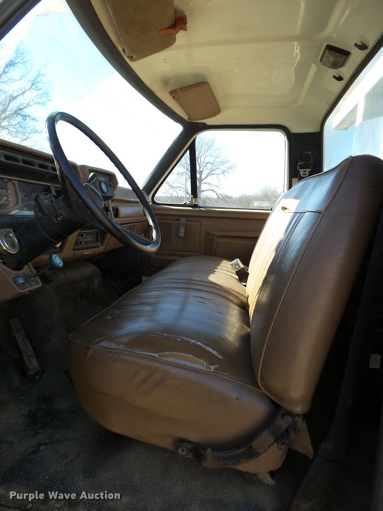 image for item DB2318 1994 Ford F700 bucket truck