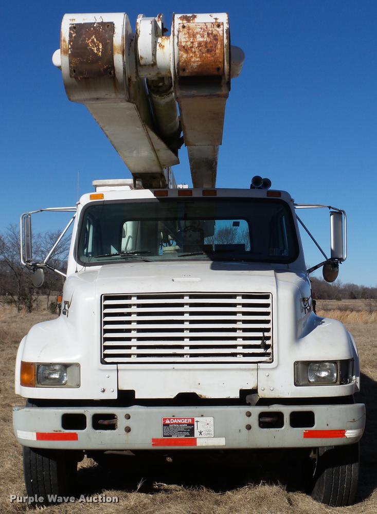 image for item DB2321 2001 International 4900 bucket truck material handler