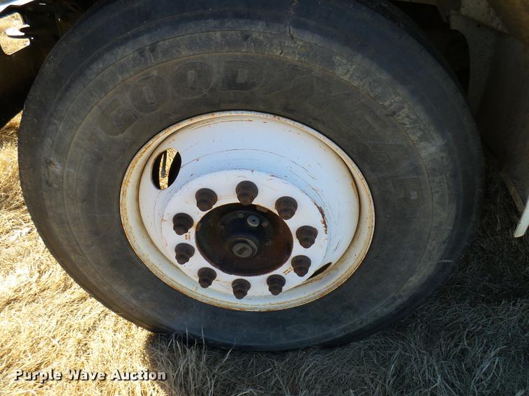 image for item DB2321 2001 International 4900 bucket truck material handler