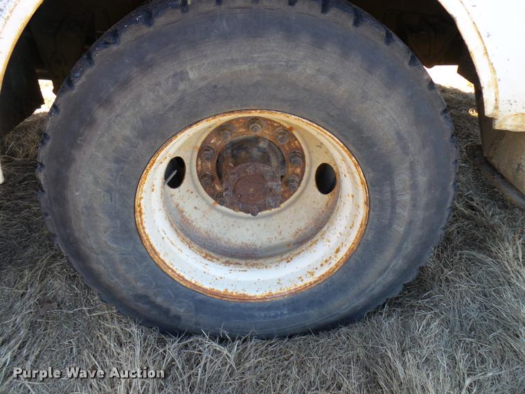 image for item DB2321 2001 International 4900 bucket truck material handler