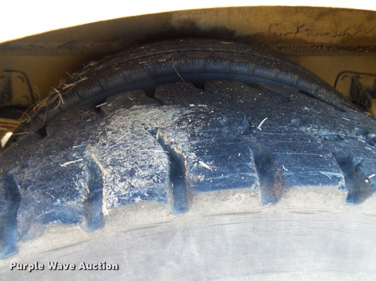 image for item DB2321 2001 International 4900 bucket truck material handler