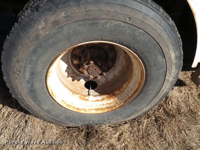 image for item DB2321 2001 International 4900 bucket truck material handler