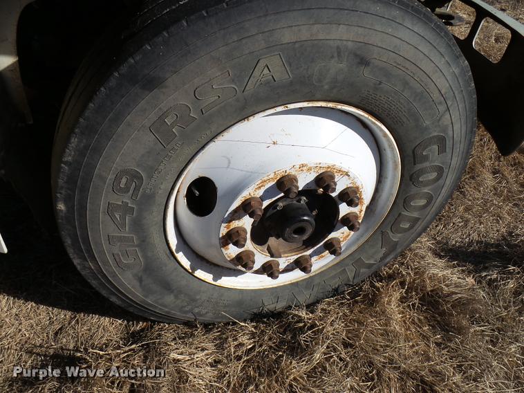 image for item DB2321 2001 International 4900 bucket truck material handler