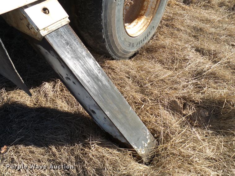 image for item DB2321 2001 International 4900 bucket truck material handler