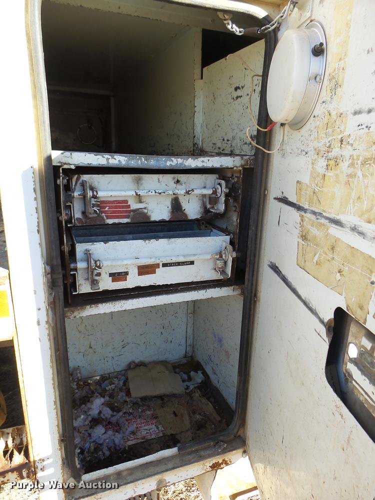 image for item DB2322 1998 International 4900 digger derrick truck