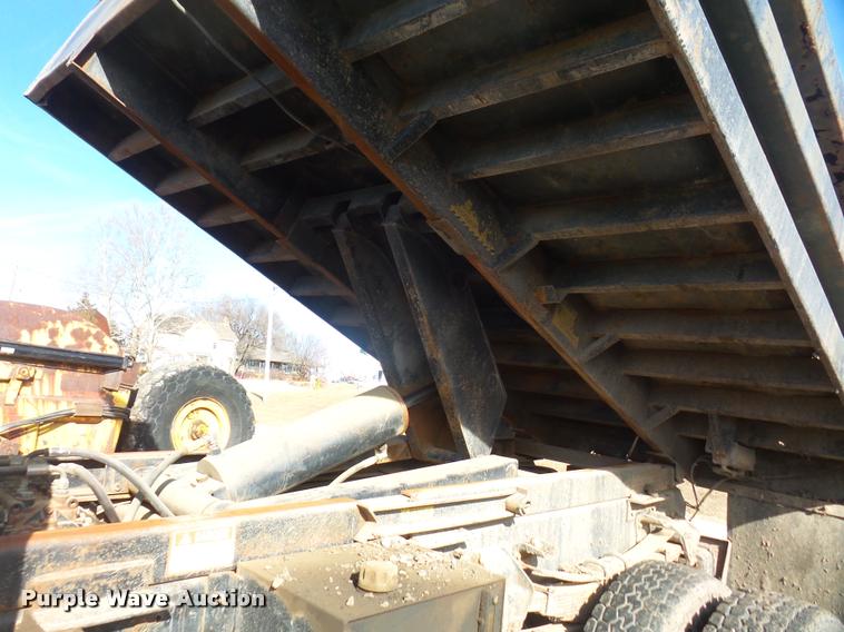 image for item DB2949 1993 Ford F700 dump truck