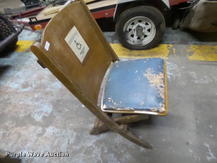 image for item BT9063 Approximately 100 wood folding chairs