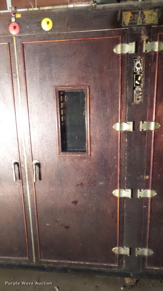 image for item BU9287 Robbins hatchery incubator