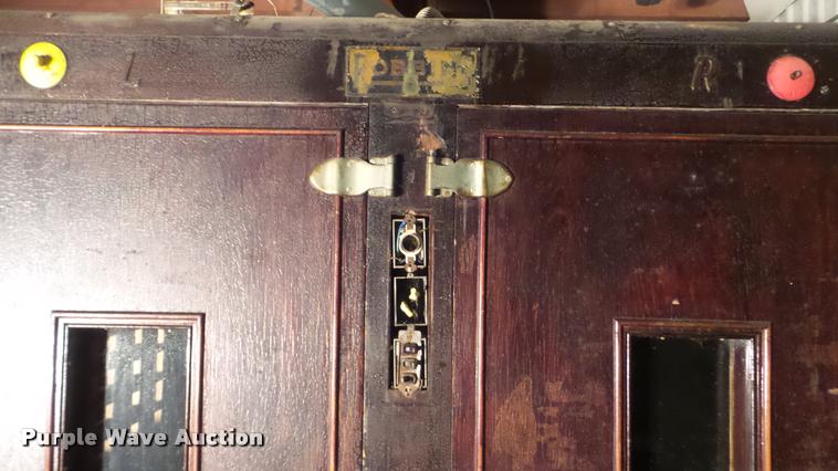 image for item BU9287 Robbins hatchery incubator