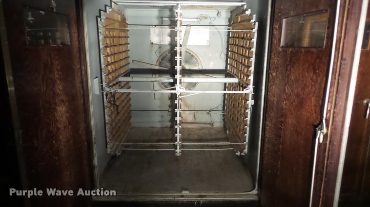 image for item BU9289 Robbins hatchery incubator