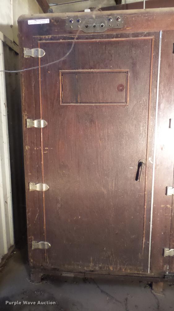 image for item BU9292 Robbins hatchery incubator