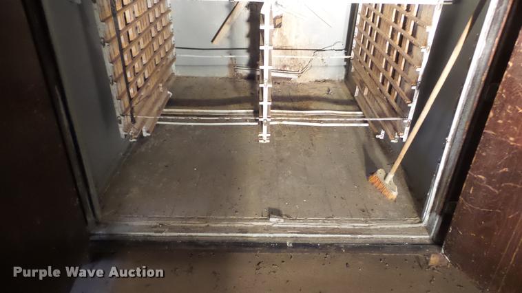 image for item BU9292 Robbins hatchery incubator