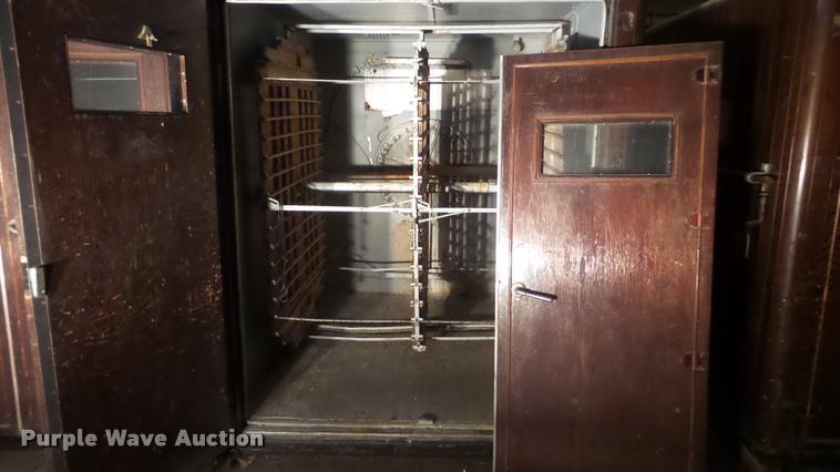 image for item BU9292 Robbins hatchery incubator